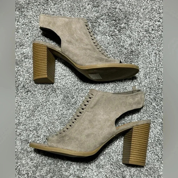Gap Peep-Toe Braided Stacked Heel Sandal. Taupe Suede Snap-back Closure. Size 10 - Picture 3 of 10